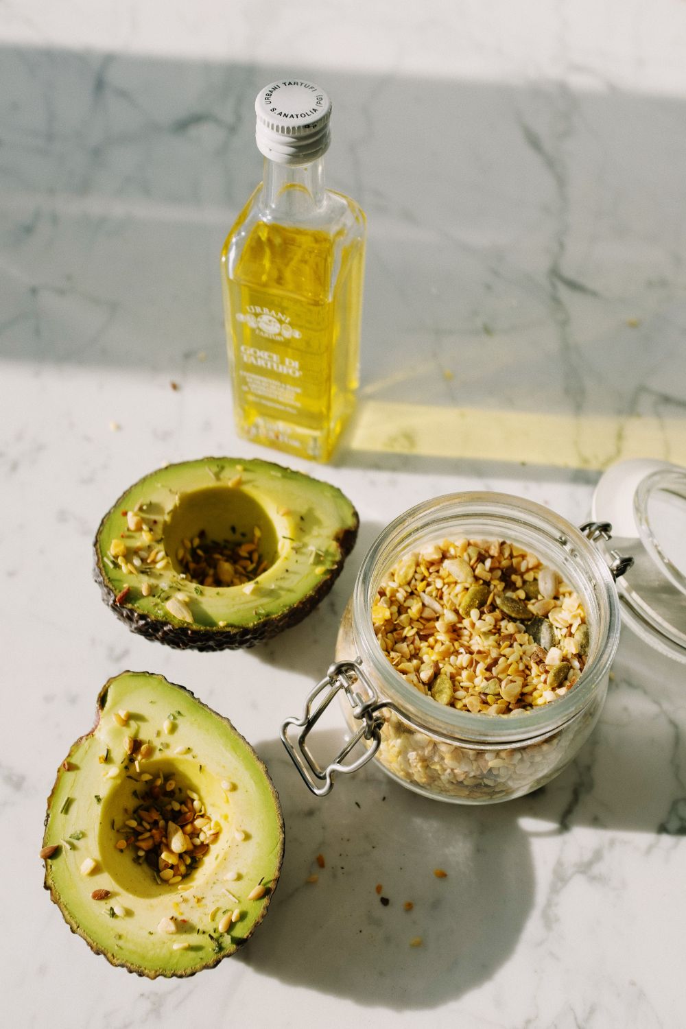Abacate e ingredientes naturais sobre mesa